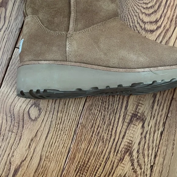 UGG boot with slight wedge - classic! - Picture 4 of 5